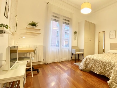 Alquiler de habitaciones en piso de 5 dormitorios en Abando, Bilbao