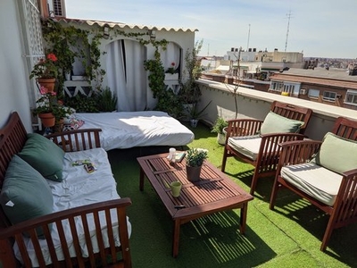 Amplia habitación en ático con terraza