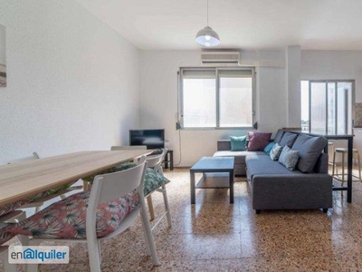 Amplio apartamento de 3 dormitorios con balcón en alquiler cerca de la playa en Poblats Marítims