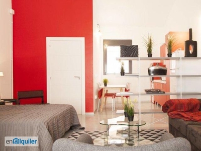 Colorido apartamento estudio con estacionamiento disponible en alquiler en Ciudad Lineal