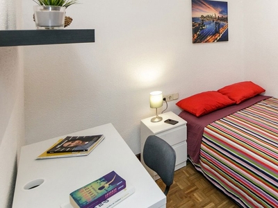 Encantadora habitación para alquilar en un apartamento de 6 camas, Sarrià-Sant Gervasi