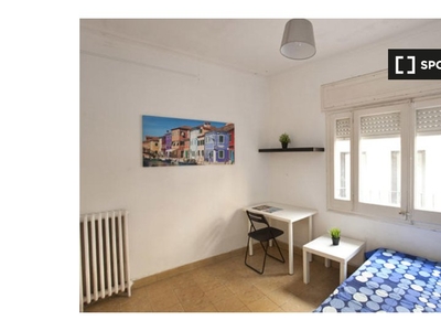 Habitación exterior en apartamento de 6 habitaciones en Gracia, Barcelona.