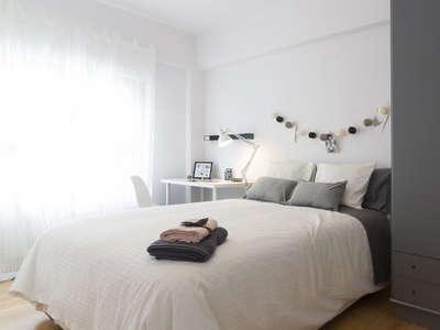 Habitación moderna en apartamento de 3 dormitorios en Begoña, Bilbao