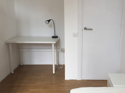Habitación soleada en un apartamento de 8 dormitorios en El Born, Barcelona