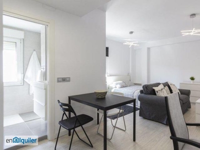 Moderno apartamento estudio en alquiler en la Puerta del Ángel.