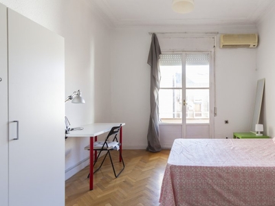 Se alquila habitación con balcón en piso de 8 habitaciones en Moncloa
