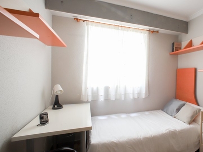 Se alquila habitación en apartamento de 3 dormitorios en Mislata, Valencia.