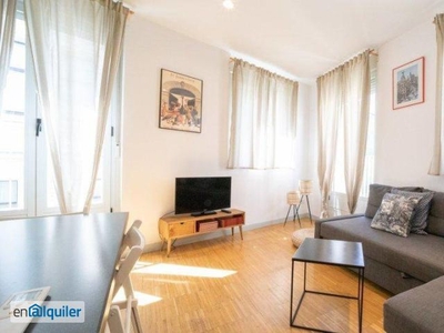 Soleado apartamento de 1 dormitorio con balcón y aire acondicionado en alquiler en Madrid Centro