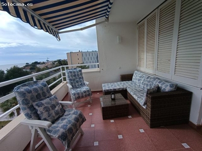 Apartamento espacioso con grandes terrazas y vistas al mar y a la montaña, cerca de la playa