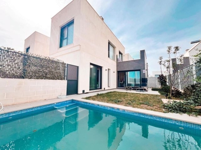 PRECIOSA CASA INDEPENDIENTE CON PISCINA PRIVADA