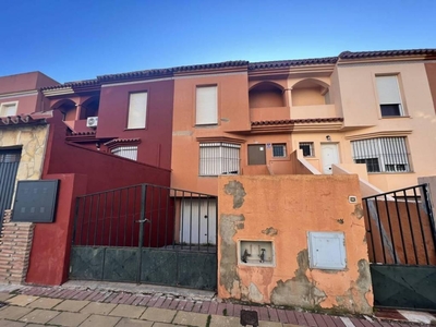 Venta Casa adosada en Urbanización Los Carmenes Algeciras. Buen estado 135 m²