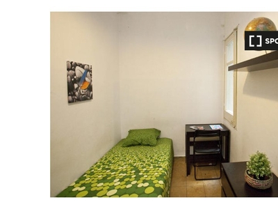Acogedora habitación en apartamento de 6 habitaciones en Gracia, Barcelona.