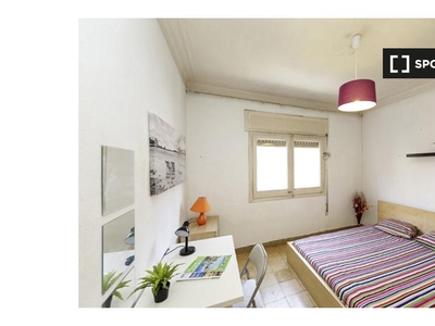 Bonita habitación en apartamento de 5 dormitorios en Gracia, Barcelona.