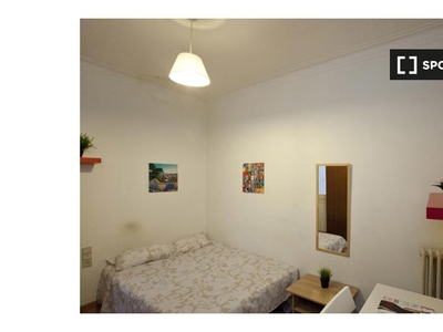 Bonita habitación en apartamento de 5 dormitorios en Gracia, Barcelona.