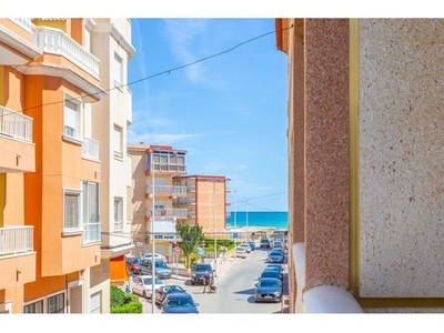 Coqueto Apartamento con vistas laterales al mar, a solo 50 metros de la playa.