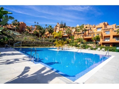 Exclusivo apartamento de 2 dormitorios en complejo Alminar, Nueva Andalucía, Marbella.