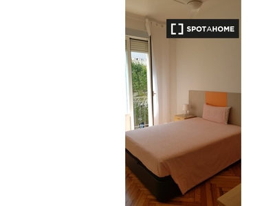 Habitación en apartamento de 4 dormitorios en Almagro y Trafalgar, Madrid