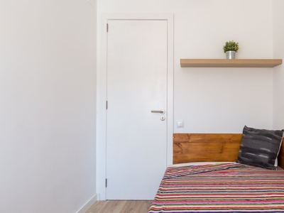 Habitación luminosa en alquiler en Hospitalet de Llobregat, Barcelona.