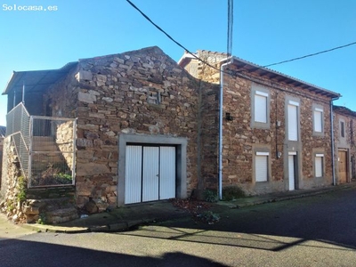 Preciosa Casa de Piedra con patio reformada en Castrocalbón a 12 Kms. de La Bañeza.