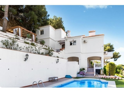 Preciosa Villa con piscina grande y vistas al mar en Málaga