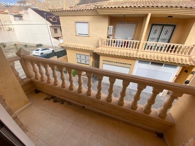 PRECIOSO DÚPLEX EN REDOVÁN EN ESQUINA CON PORCHE, CHIMENEA, CERCA DE TODOS LOS SERVICIOS..¡VISITELO!