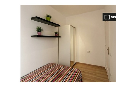 Se alquila habitación, apartamento de 5 dormitorios, Sant Martí, Barcelona.