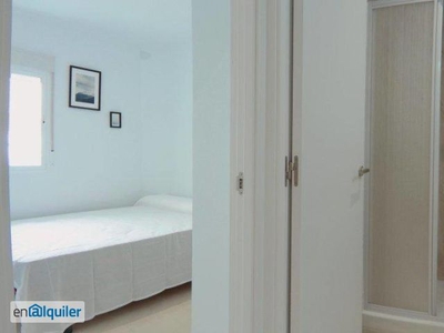 Soleado apartamento de 1 dormitorio con balcón y aire acondicionado en alquiler en Usera