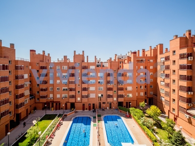 Venta de ático con piscina y terraza en Rosas (Madrid)