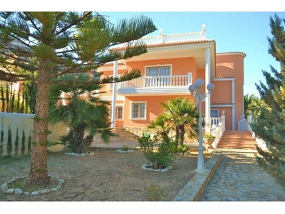 Villa de lujo en venta en Calpe con vistas al mar y cinco dormitorios