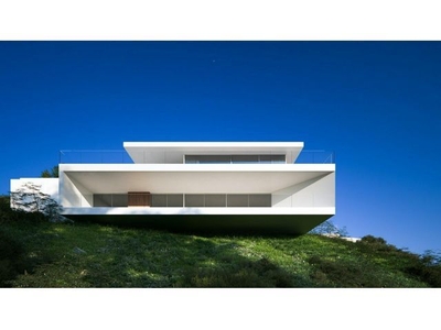 Villa de obra nueva de diseño único con espectaculares vistas panorámicas al mar