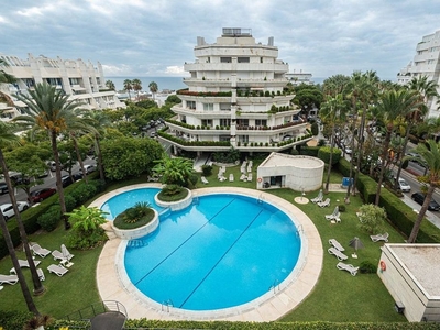 Alquiler de piso en Playa de la Fontanilla de 3 habitaciones con terraza y piscina