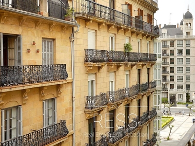 Piso en venta en Centro - San Sebastián-Donostia de 3 habitaciones con balcón y calefacción