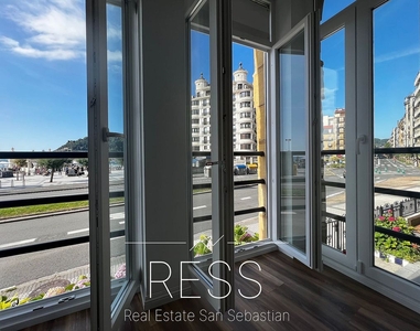 Piso en venta en Centro - San Sebastián-Donostia de 4 habitaciones con terraza y jardín