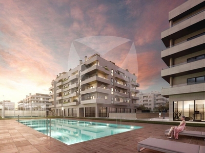 Venta de piso en Avda. Elvas de 3 habitaciones con terraza y piscina