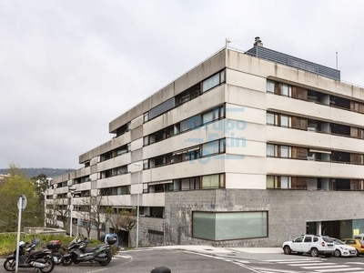 Venta de piso en Intxaurrondo de 3 habitaciones con terraza y garaje