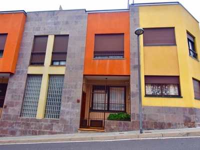 Venta Casa adosada Icod de Los Vinos. Buen estado plaza de aparcamiento con terraza 236 m²