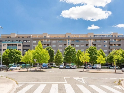 Venta Piso Berrioplano. Piso de tres habitaciones en Madres De La Plaza De Mayo 19. Buen estado quinta planta con balcón