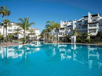 Alquiler Piso Marbella. Piso de tres habitaciones en Avenida Carlos Cano. Buen estado planta baja plaza de aparcamiento