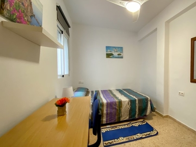 Amplia habitación en alquiler en un apartamento de 4 dormitorios en Algirós