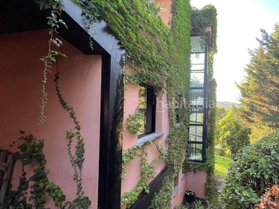 Casa mimetizada en la naturaleza en Corbera de Llobregat
