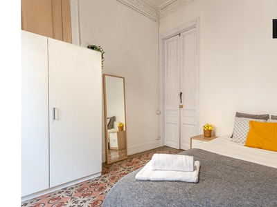 Habitación acogedora en un apartamento de 7 dormitorios en el Eixample, Barcelona