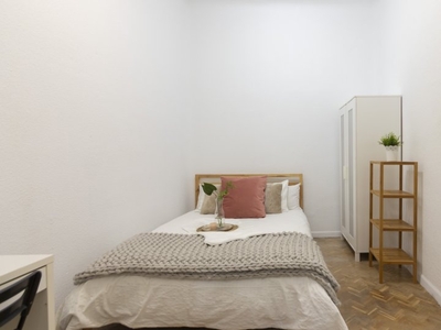 Habitación amueblada en piso compartido en Gran Via, Madrid