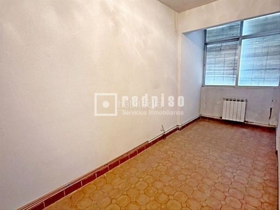 Piso bajo a la venta con patio y trastero. en Ambroz Madrid