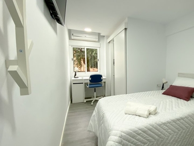 Se alquila habitación en piso de 4 dormitorios con aire acondicionado en Algirós