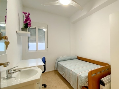 Se alquila habitación ordenada en un apartamento de 4 dormitorios en Algirós