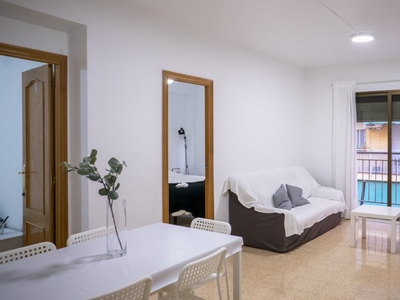 Se alquila piso de 4 dormitorios en Betero, Valencia.