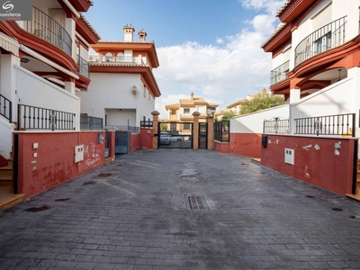 Venta Casa adosada en Calle Parral de la Monja La Zubia. Con terraza 255 m²