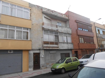 Venta Casa adosada en Calle Santiago León. A reformar 178 m²