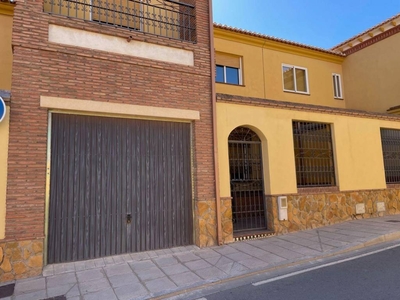Venta Casa adosada en Puerto de Santamaria Guadix. Buen estado plaza de aparcamiento con balcón calefacción individual 210 m²