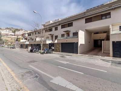 Venta Casa adosada en rauda 19 Granada. Con terraza 380 m²